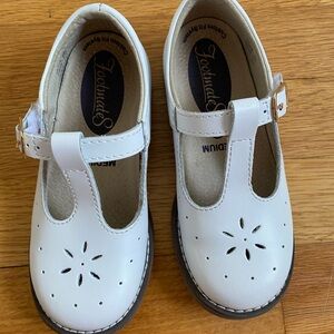 Footmates size 10.5 white Velcro shoes-like new